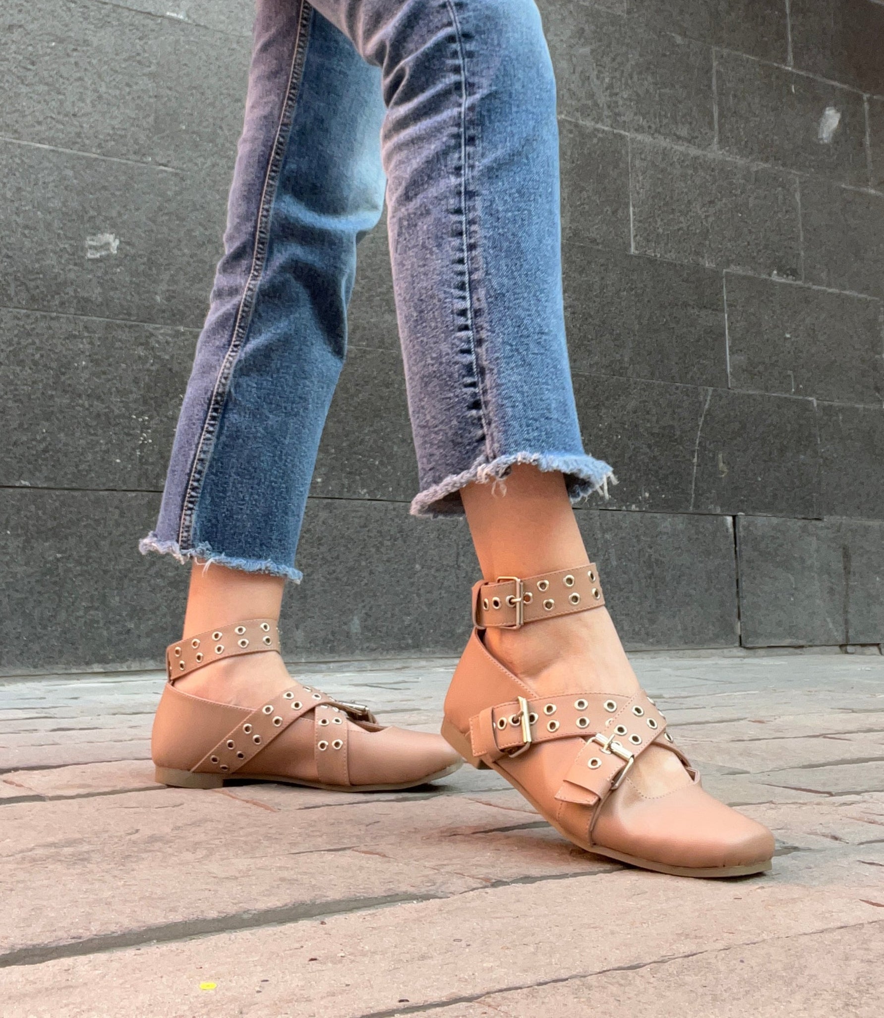 zapatilla piso nude con broches